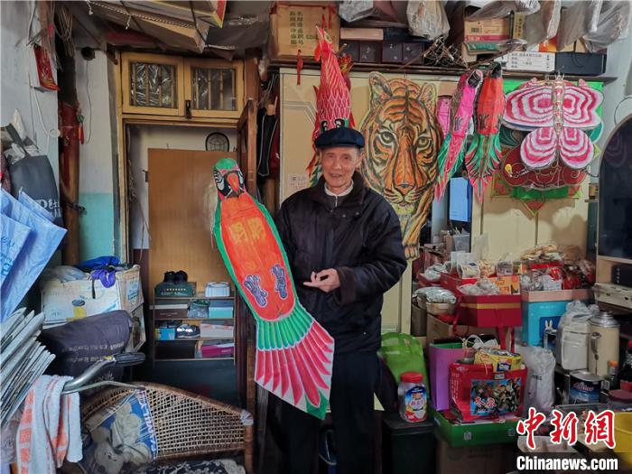 邵國強和他制作的風箏?！∥坛康?攝