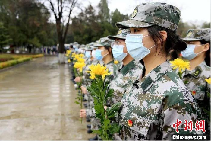 2021年4月3日，武警女兵在蘭州烈士陵園祭奠烈士。　甘肅省退役軍人事務(wù)廳供圖 攝