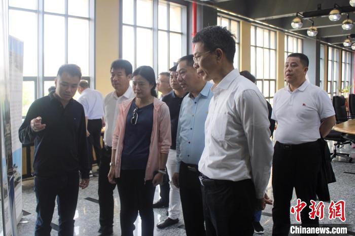 圖為參觀廣東紳威游艇有限公司。　林榕生 攝