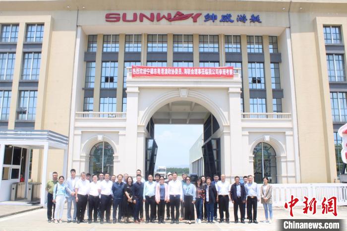 圖為合影留念?！×珠派?攝