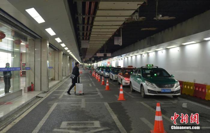 資料圖：一名乘客準(zhǔn)備乘坐出租車(chē)。<a target='_blank' href='http://www.chinanews.com/'>中新社</a>記者 商澤陽(yáng) 攝