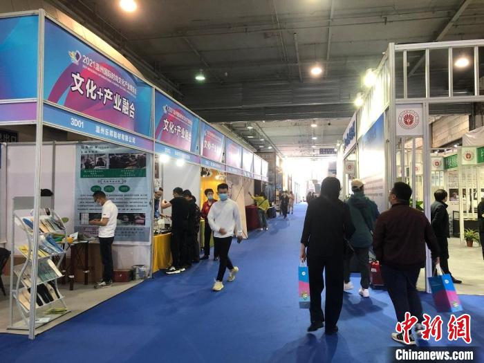 溫州文博會現(xiàn)場?！∨饲呶?攝