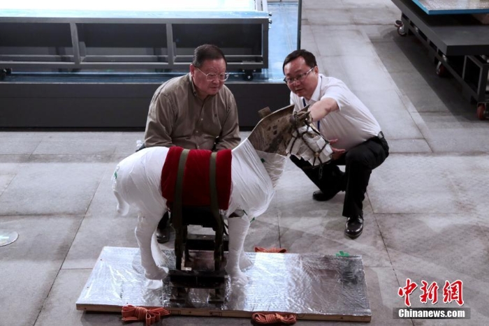 秦陵銅車馬啟運(yùn)“搬家”