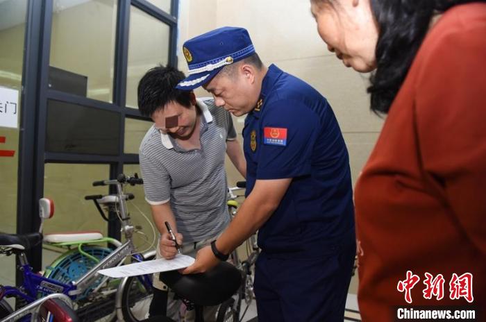 違法行為人在處罰決定書上簽字。　內(nèi)江消防供圖