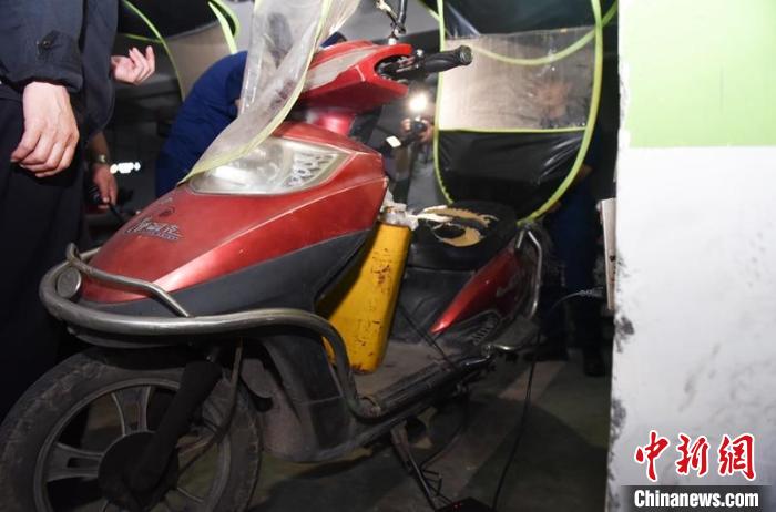 一輛正在充電的電瓶車上還放著油桶?！?nèi)江消防供圖