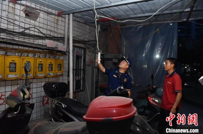 某小區(qū)電瓶車停放充電區(qū)域緊靠燃氣管道?！?nèi)江消防供圖