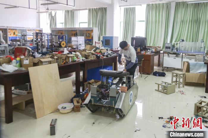 在實驗室里，記者看到劉鑫正在操作智能爬樓輪椅?！⒘?攝