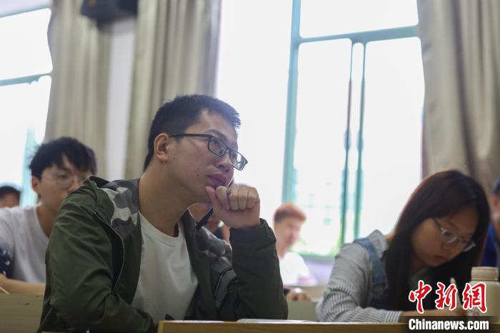 今年23歲的劉鑫是南昌航空大學(xué)飛行器工程學(xué)院的一名大三學(xué)生?！⒘?攝