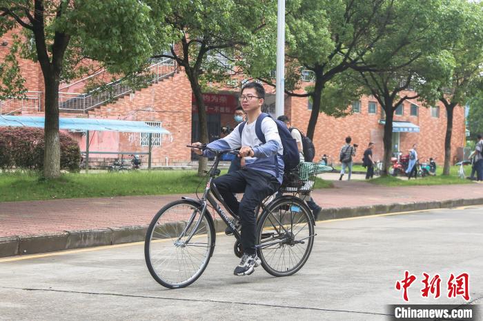 5月18日，劉鑫下課后騎車前往工作室。　劉力鑫 攝