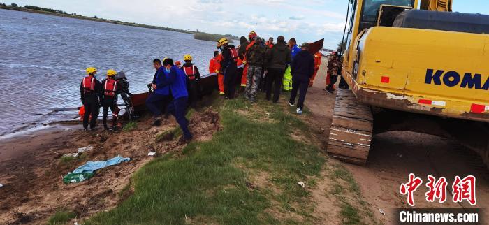 救援人員查看沉船狀況?！『邶埥∷暇仍行墓﹫D