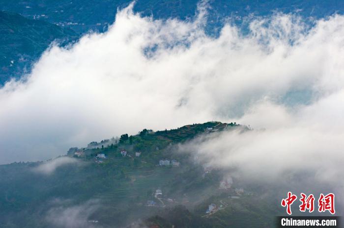 風吹云海浮波。　雷勇 攝