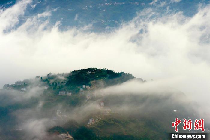 云霧在山間游動。　雷勇 攝