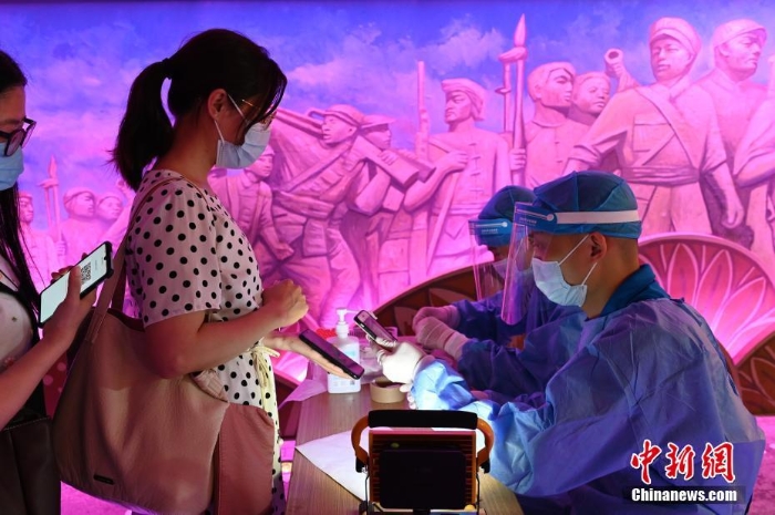 廣州:民眾排隊做核酸檢測