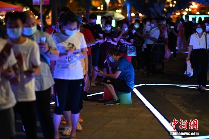 廣州:民眾排隊做核酸檢測