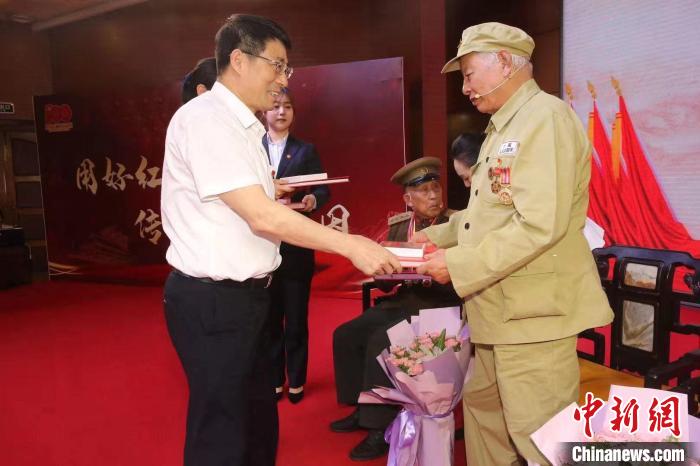 山東省暨濟(jì)南市“紅色基因在傳承—聽(tīng)老兵講述英雄故事”活動(dòng)6月5日在山東省圖書(shū)館舉行?！⊥跽?攝