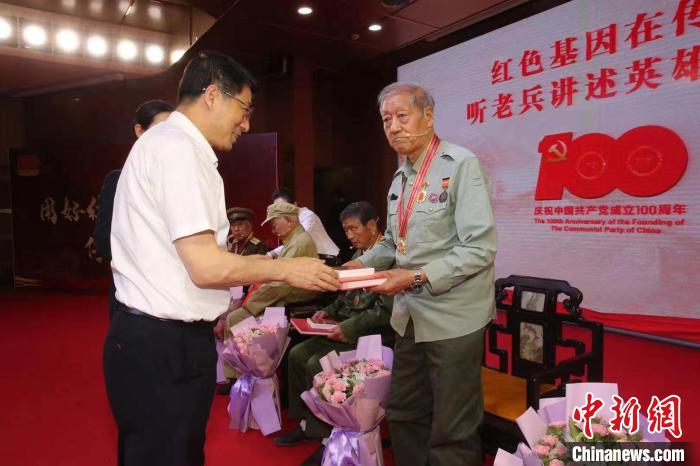 山東省暨濟(jì)南市“紅色基因在傳承—聽(tīng)老兵講述英雄故事”活動(dòng)6月5日在山東省圖書(shū)館舉行?！⊥跽?攝