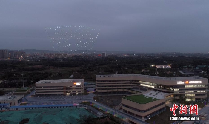 四川成都無(wú)人機(jī)秀向獻(xiàn)血者致敬