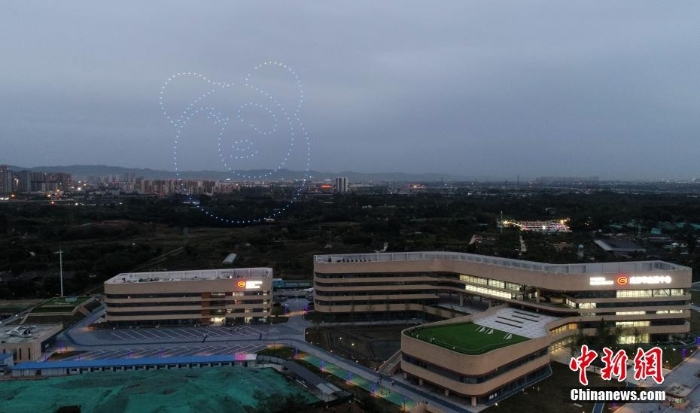 四川成都無(wú)人機(jī)秀向獻(xiàn)血者致敬