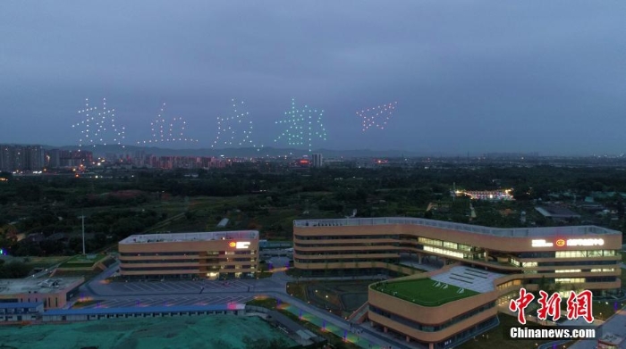 四川成都無(wú)人機(jī)秀向獻(xiàn)血者致敬