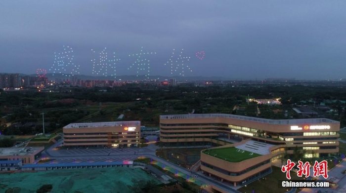 四川成都無(wú)人機(jī)秀向獻(xiàn)血者致敬