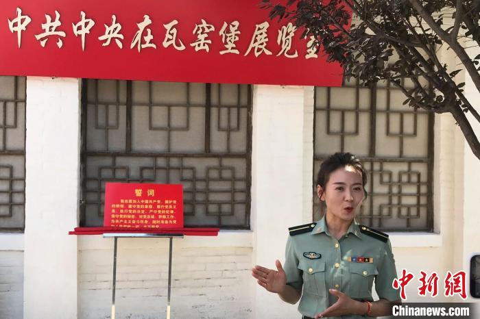 圖為魏娟正在講解瓦窯堡革命歷史。　梅鐿瀧 攝