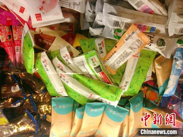 資料圖：便利店冷柜里的鐘薛高和其他網(wǎng)紅雪糕們。 <a target='_blank' href='http://www.chinanews.com/' >中新網(wǎng)</a> 左宇坤 攝