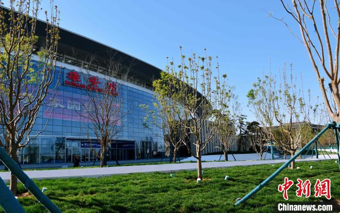 京雄城際鐵路雄安站配套工程———新月公園正式建成并開(kāi)園迎客。　中鐵十二局集團(tuán)供圖