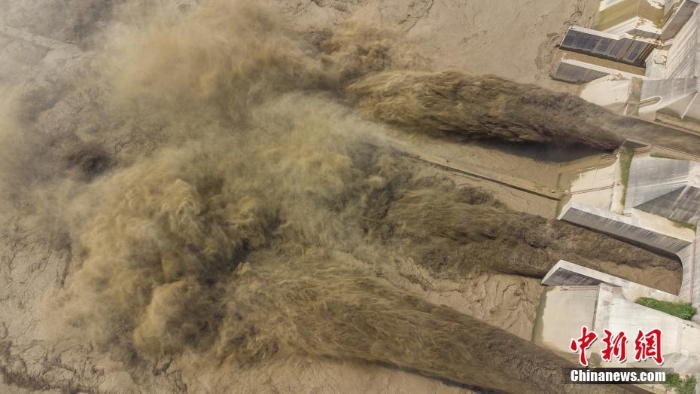 河南洛陽(yáng)：黃河小浪底景區(qū)河水奔涌 場(chǎng)面壯觀