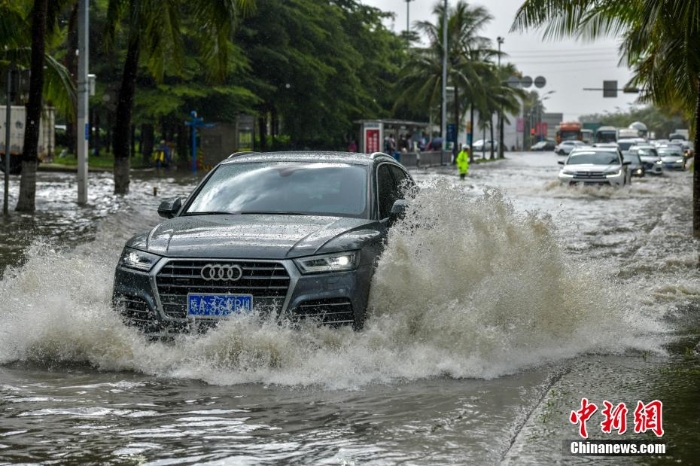 受南海熱帶低壓影響 海口迎暴雨市區(qū)多路段積水