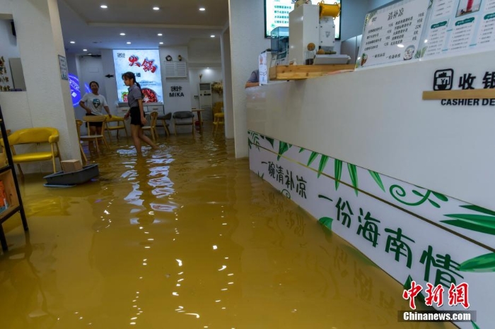 受南海熱帶低壓影響 海口迎暴雨市區(qū)多路段積水