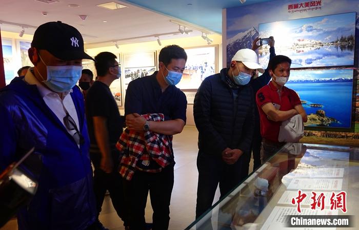 訪問團(tuán)在拉薩參觀西藏百萬農(nóng)奴解放紀(jì)念館。冉文娟 攝