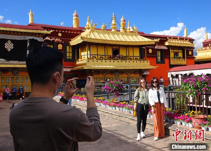 訪問團(tuán)成員在拉薩參觀大昭寺。冉文娟 攝