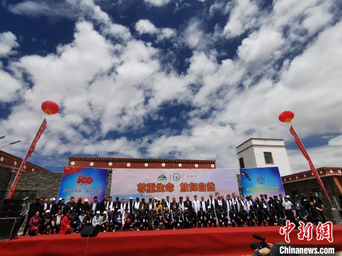 圖為“尊重生命，放歸自然”藏羚羊放歸大自然主題活動(dòng)現(xiàn)場(chǎng)?！∮来?攝