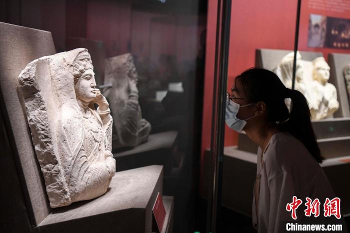 觀眾參觀石灰?guī)r高浮雕婦女墓碑雕像?！钊A峰 攝