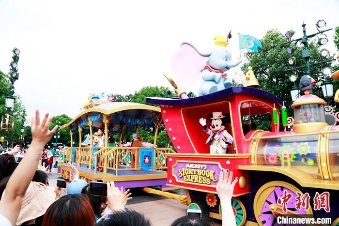 6月16日，在歡快雀躍的生日快樂歌聲中，上海迪士尼樂園迎來五周歲生日，一眾華特迪士尼公司動畫電影中的角色載歌載舞，與中外游客一起在上海迪士尼樂園城堡前共同慶祝這一里程碑式的日子。　 <a target='_blank' href='http://www.chinanews.com/'>中新社</a>記者 湯彥俊 攝