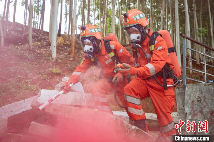 武警官兵利用氣體探測器和漏電檢測儀對救援現(xiàn)場實(shí)施偵檢?！∮嗪Ｑ?攝