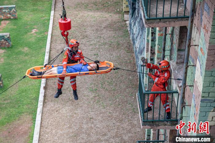 武警官兵利用移動(dòng)起重機(jī)轉(zhuǎn)移“傷員”。　余海洋 攝