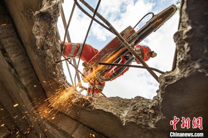 武警官兵利用內(nèi)燃無齒鋸對密閉空間營救通道上的鋼筋進(jìn)行切割?！∮嗪Ｑ?攝