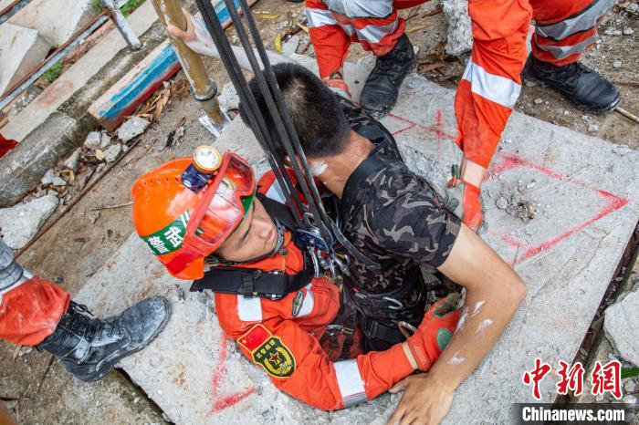 武警官兵進(jìn)行豎井救援?！∮嗪Ｑ?攝