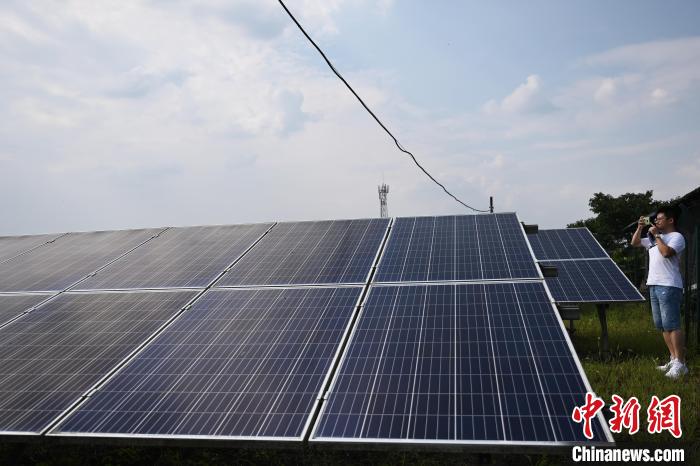 6月23日，媒體記者在四川武勝縣飛龍鎮(zhèn)五家?guī)r村光伏發(fā)電站參觀、拍照。　張興龍 攝