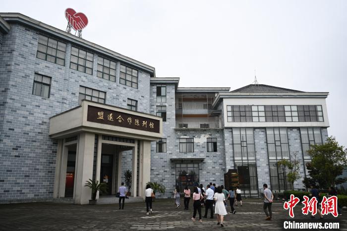 6月24日，媒體記者走進位于四川遂寧的盟遂合作陳列館參觀?！埮d龍 攝