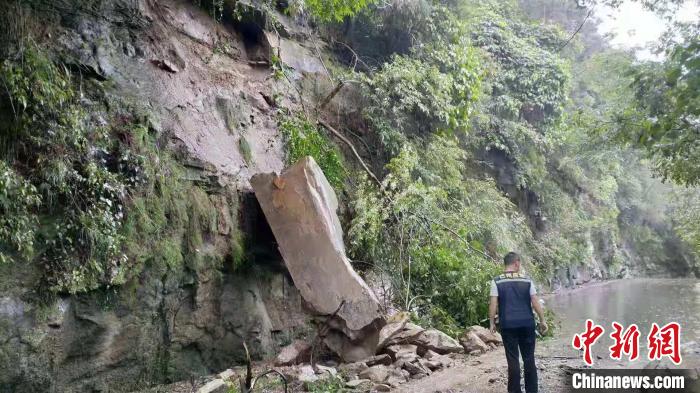 應(yīng)急工作人員正在排查險情?！“椭袘?yīng)急局供圖