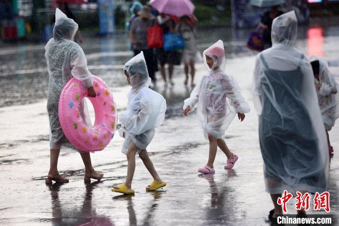 大雨帶來(lái)短暫清涼。　泱波 攝