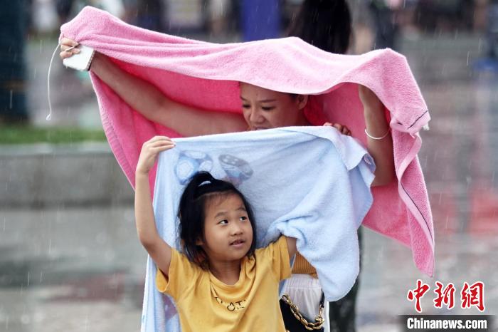 大雨帶來(lái)涼意?！°蟛?攝