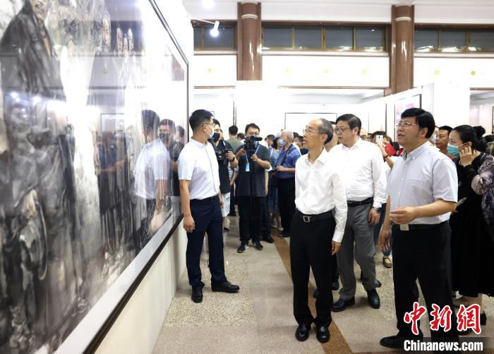 全國人大常委會副委員長、民革中央主席萬鄂湘等出席開幕式人士參觀展覽作品?！∶窀镏醒牍﹫D