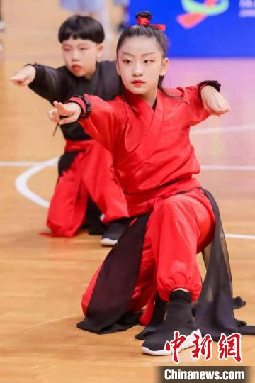 基礎(chǔ)的體操練習(xí)就是伸、轉(zhuǎn)、跳、跑、蹲等最符合生活形態(tài)的自然動作?！〗妖?攝