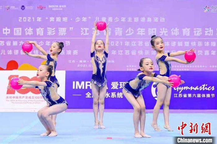 孩子們隨著動感的音樂舞動起來。　蔡杭 攝