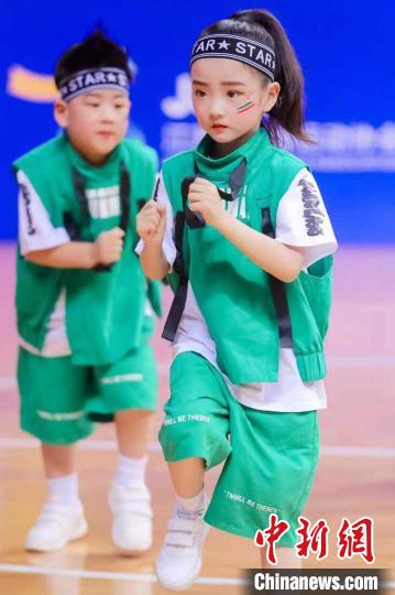 潮娃炫酷體操萌萌噠?！〔毯?攝