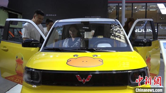 自帶“網(wǎng)紅”標(biāo)簽的車型深受年輕人喜愛?！问㈤?攝