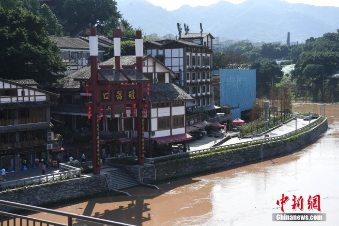 嘉陵江水位持續(xù)上漲 磁器口沿江商戶有序轉(zhuǎn)移